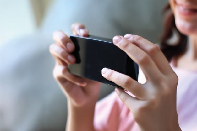 Sascha Pohflepp's Blind Camera an opauque horizontal rectangle with no lens but just a kind of slight swell towards the area where the lens would have been