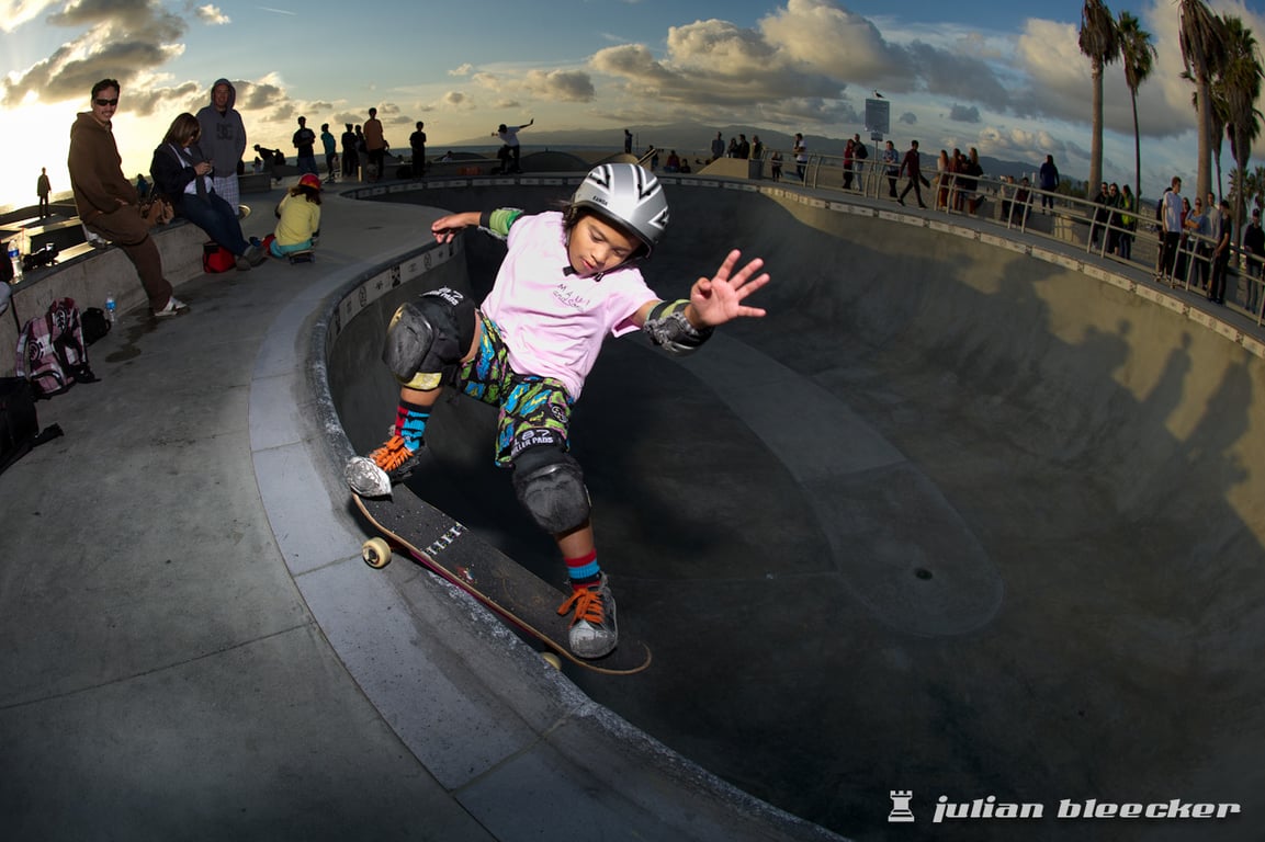 Kiko Francisco performing a Smith grind.