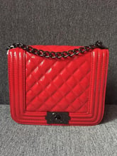 Нова червена чанта с регулираща се верижка дръжка ! Височина - 25 см.  Ширина - 20 см.