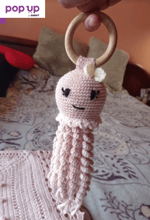 Ръчно плетена играчка Медуза-дрънкалка Розова