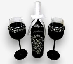 Ръчно декориран комплект бутилка и 2 чаши за вино с орнаменти