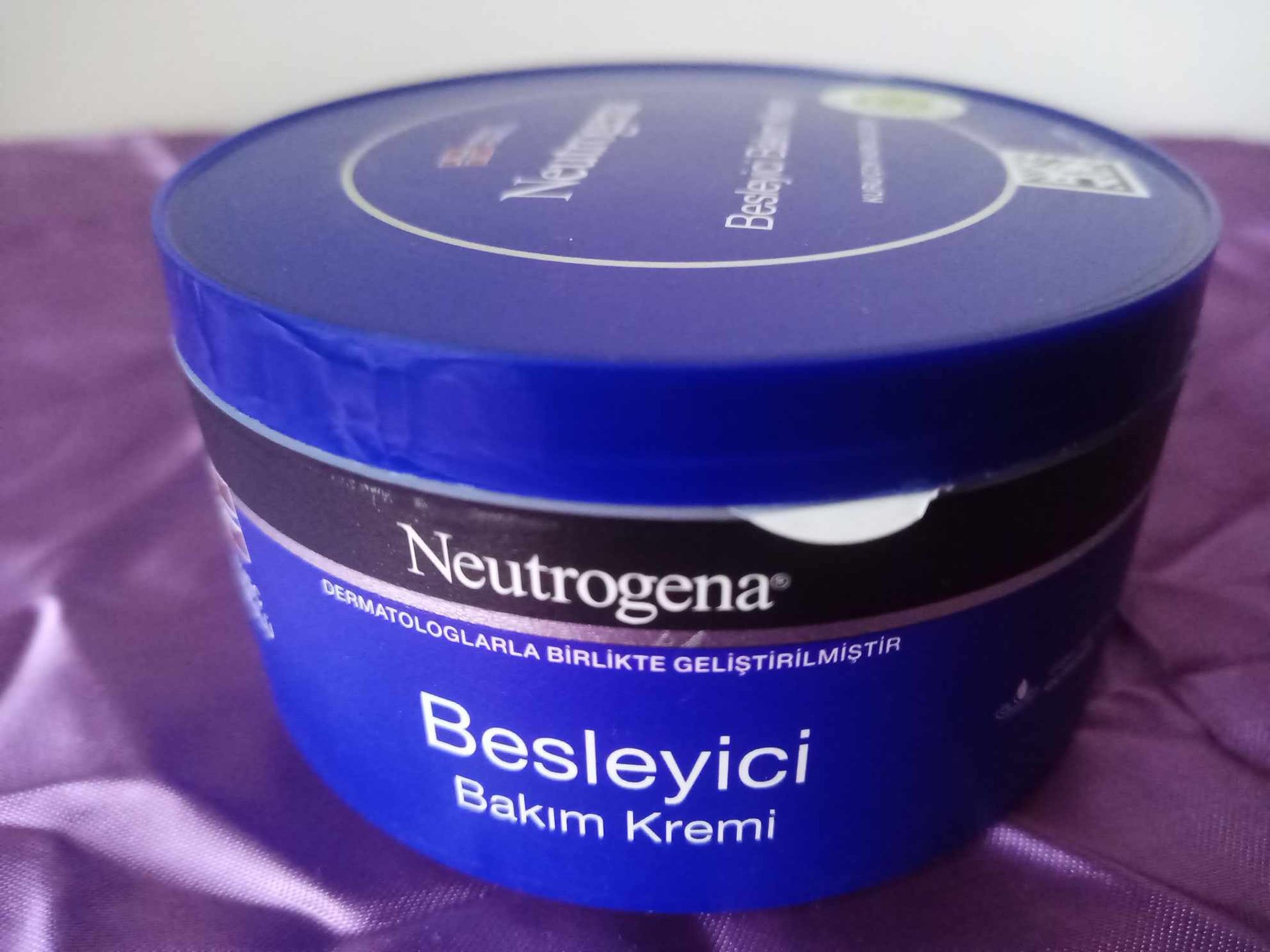 Neutrogena хидратиращ крем за тяло 300 мл.