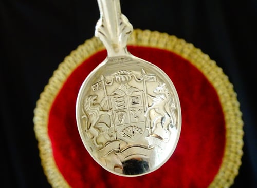 Посребрена лъжица с релефен герб.