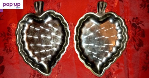 Две метални форми за ядки