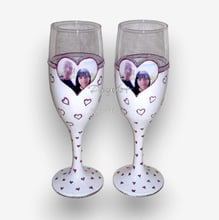 Двойка чаши за бяло вино в бяло с Ваша снимка – Сърца пепел от рози