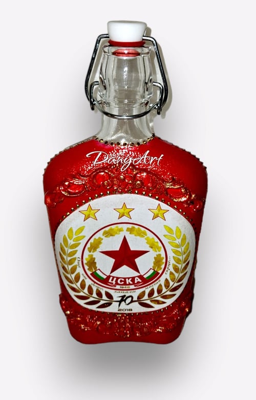 Бутилка с орнаменти и логото на ЦСКА