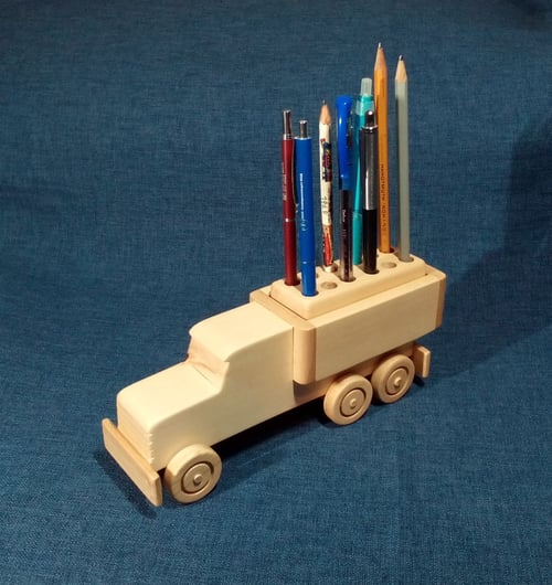 Декоративно дървено камионче моливник