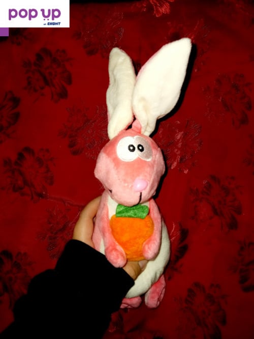 Розов заек с морков