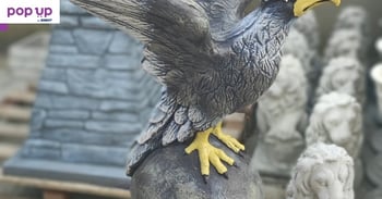 Орел от бетон върху топка. Градинска фигура за декорация