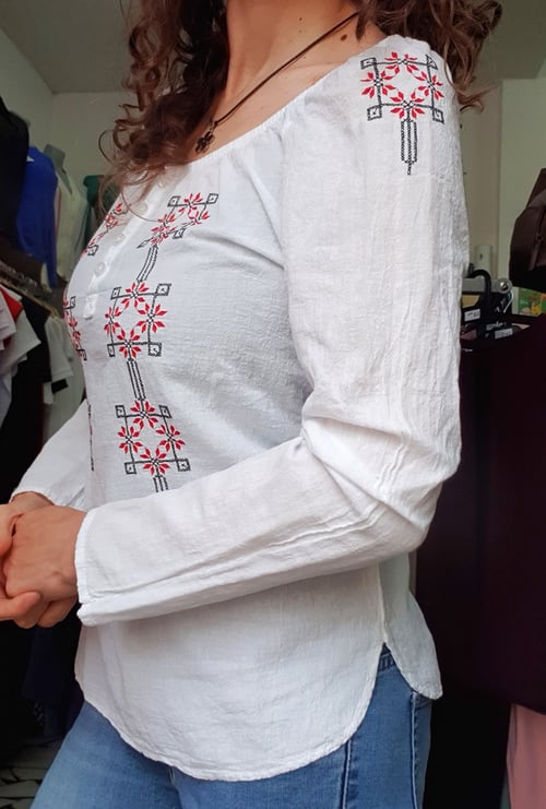 Дамска кенарена блуза с бродерия "Русе"