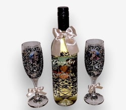 Комплект бутилка и две чаши за вино със снимка Корсет