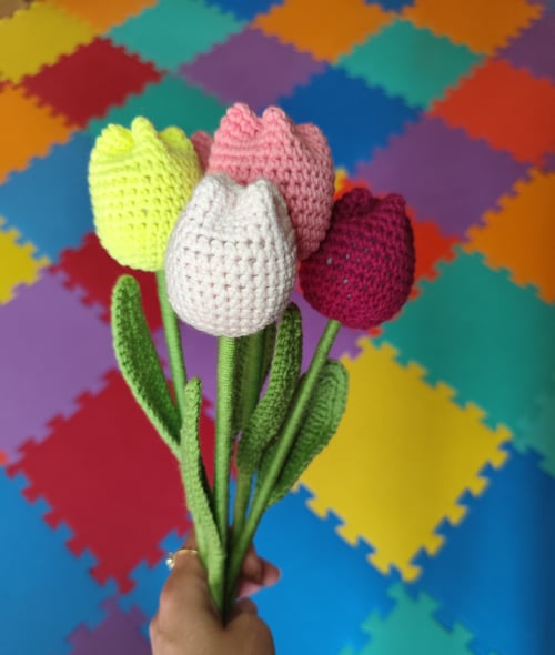 Плетени лалета в различни цветове- подходящ подарък за всеки повод