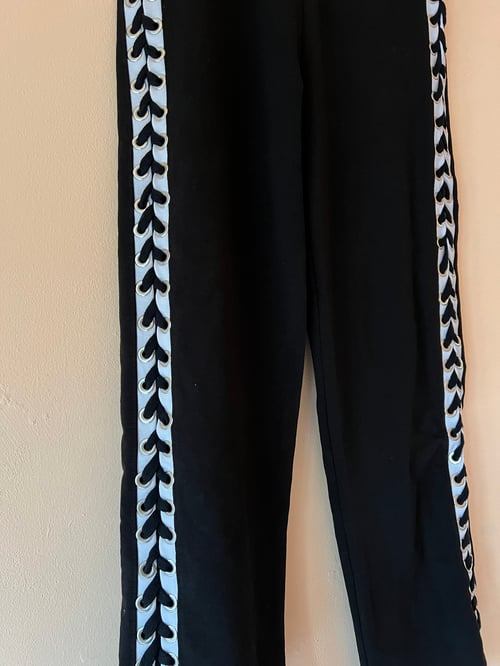 Черен панталон с бели ленти и връзки по цялата дължина на крачола 🖤