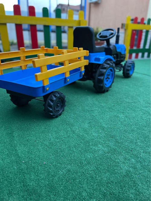 Трактор с ремарке и педали