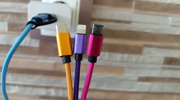 Троен кабел с накрайници за iPhone / TYPE C / microUSB