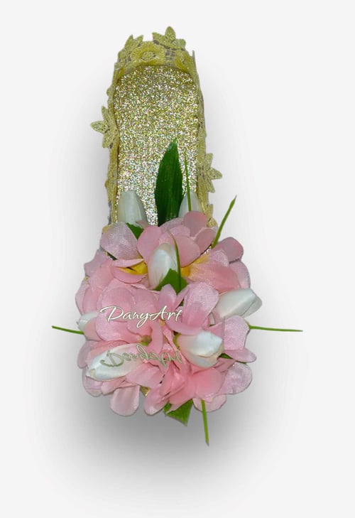 Цветна декоративна обувка с вечни цветя в златисто