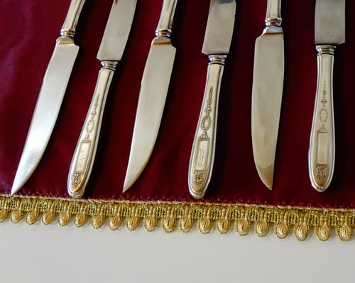 Посребрен английски нож с инициали,орнаменти.