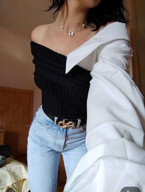 Пуловер в черно и бяло с асиметричен ръкав