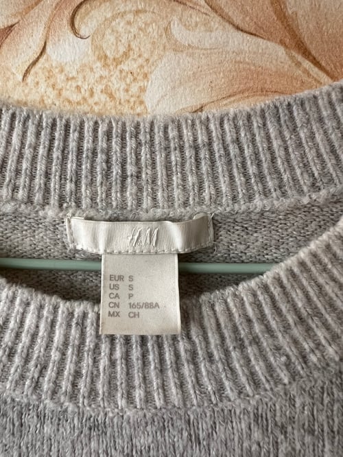 H&M Пуловер с надпис LOVE с перли и пайети S размер 🤍🩶