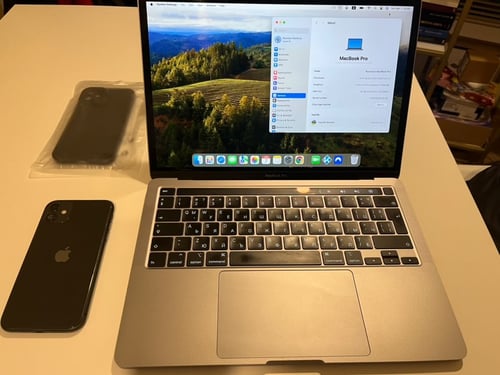 MacBook pro 2020 16ram + Iphone 11 64gb с кейсове
