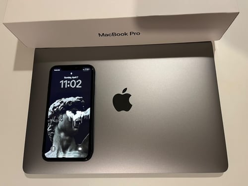 MacBook pro 2020 16ram + Iphone 11 64gb с кейсове