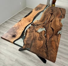 Дървена маса с епоксидна смола