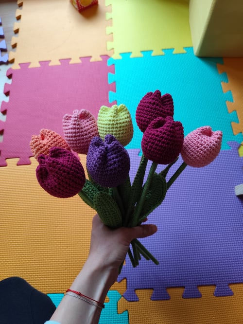Плетени лалета в различни цветове- подходящ подарък за всеки повод
