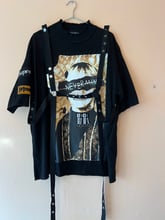 Широка тениска с черни ленти и уникален принт 🖤