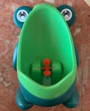 Писоар за деца под формата на зелена жабка