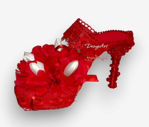 Цветна декоративна обувка с вечни цветя в червено
