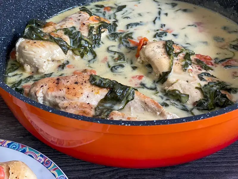 Cremiges Parmesan-Hähnchen mit Spinat - in 30 Min. fertig!