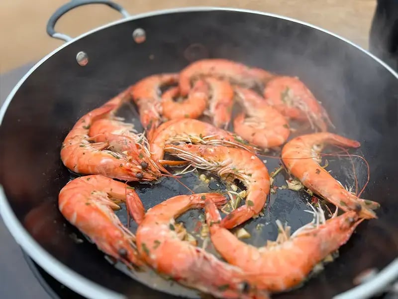 Frische Garnelen in Knoblauch-Zitronen-Marinade