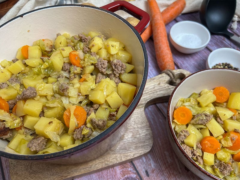 Einfacher Spitzkohleintopf mit Hackfleisch und Kartoffeln