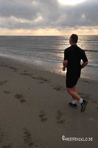 Durch Lauftherapie am Strand Joggen