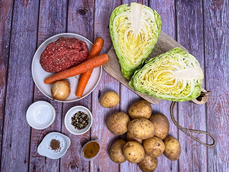 Einfacher Spitzkohleintopf mit Hackfleisch und Kartoffeln