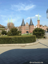 luebeck-holstentor-wohnmobil