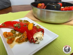 Rote Spitzpaprika mit Feta gefüllt und frischem Gemüse | 4 REIFEN 1 KLO Omnia Rezepte