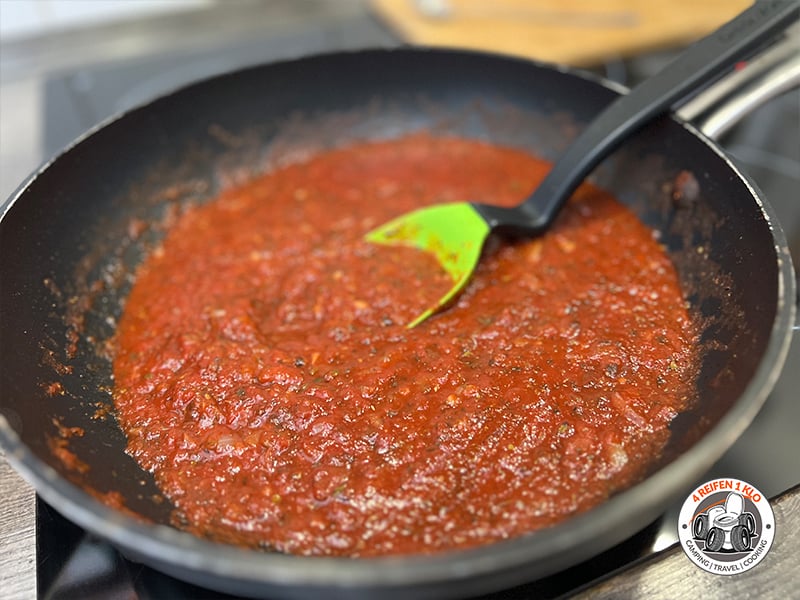 Tomatensoße für Pizza aus dem OptiGrill | 4 REIFEN 1 KLO, der Camping-Food-Blog