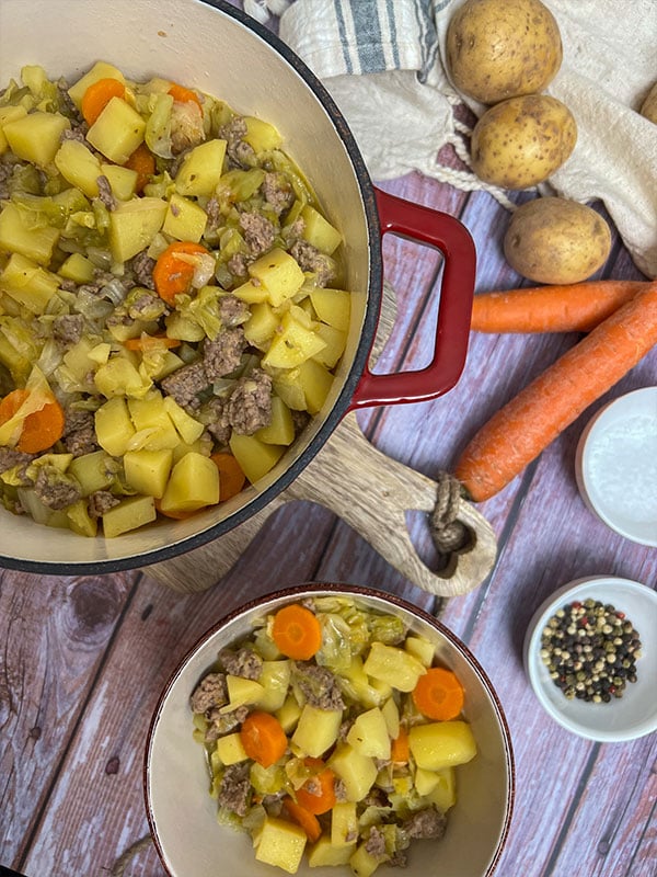 Einfacher Spitzkohleintopf mit Hackfleisch und Kartoffeln