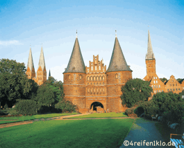 luebeck-holstentor-feldseite