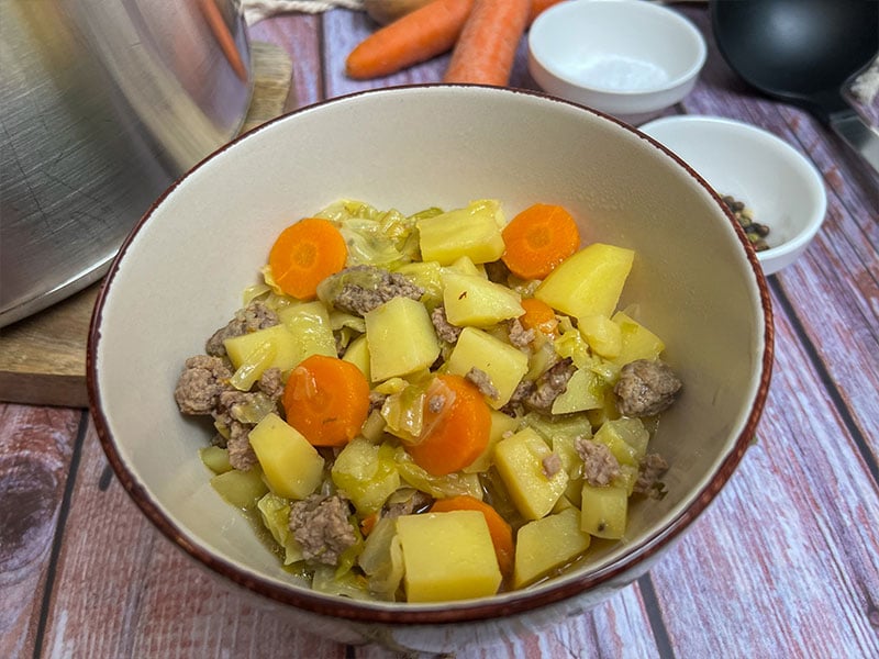 Einfacher Spitzkohleintopf mit Hackfleisch und Kartoffeln