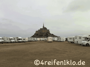 Der Wohnmobilstellplatz vor den Toren des gigantische Klosterbergs von St. Michel (2010). Heute gibt es diesen Stellplatz nicht mehr.