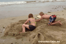 gironde-strand buddeln-kind sein