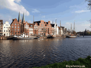 Museumshafen mit Otimer-Schiffen in Lübeck in geringer Entfernung der lübecker Altstadt.und der denkmalgeschützten Drehbrücke.und der denkmalgeschützten Drehbrücke