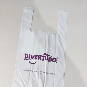 Modelo de Sacola plástica alça camiseta personalizada com logo de loja de brinquedo