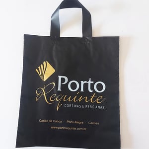 Exemplo de sacola alça fita personalizada com logo da loja