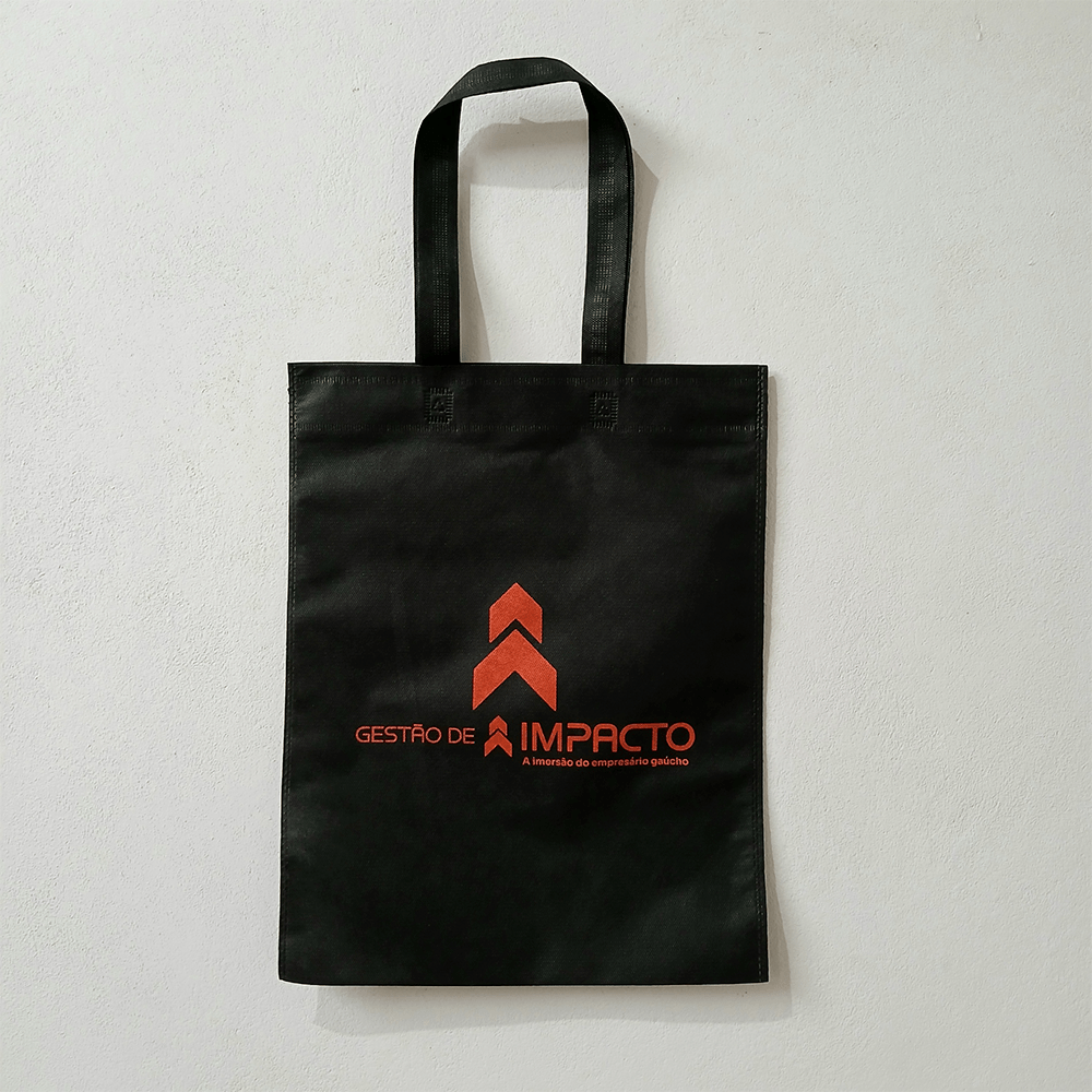 Sacola ecobag preta 35X45 personalizada com o logo laranja da Gestão de Impacto