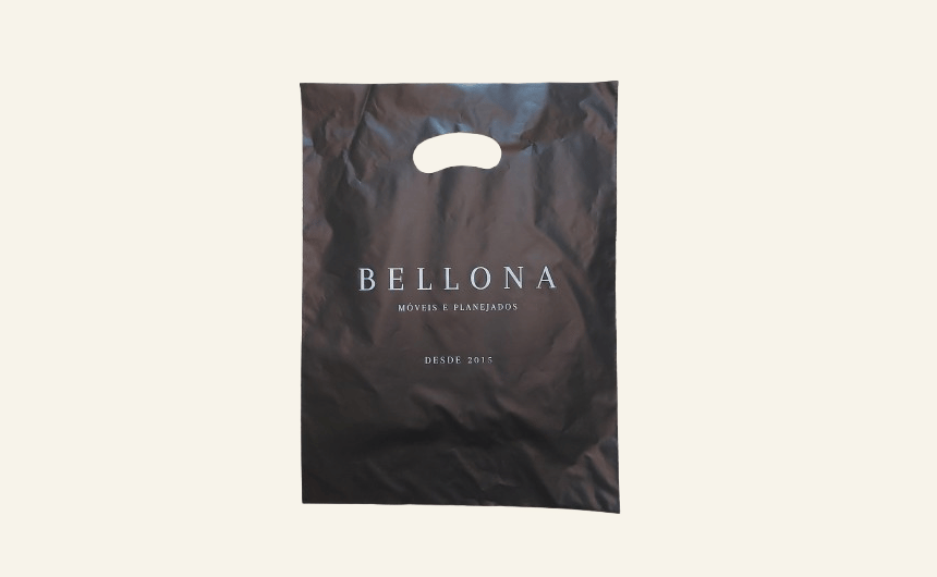 Modelo da sacola plástica boca de palhaço vista de frente.