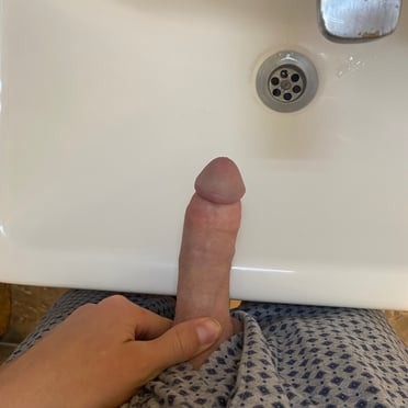 A beautiful, thick white cock, perfectly formed, a real stunner in this new pic.