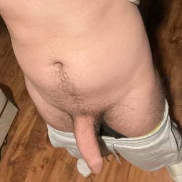 This thick, juicy cock is 18cm long and belongs to a muscled stud in this hot pic.